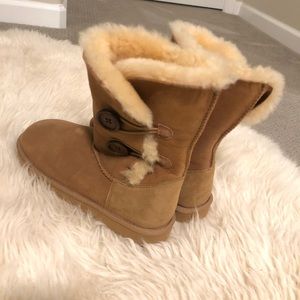 Fur boots with buttons